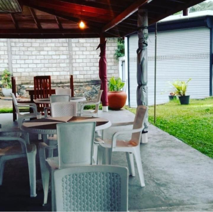 Tharurashmi Sea Pond Villa & Surf Hostel - Hiriketiya ディックウェラ エクステリア 写真
