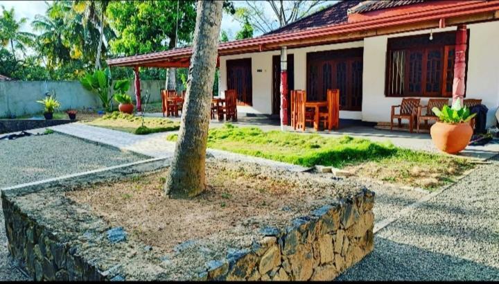 Tharurashmi Sea Pond Villa & Surf Hostel - Hiriketiya ディックウェラ エクステリア 写真
