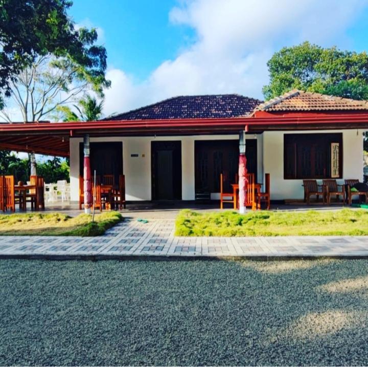 Tharurashmi Sea Pond Villa & Surf Hostel - Hiriketiya ディックウェラ エクステリア 写真