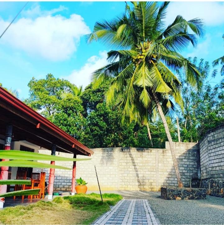 Tharurashmi Sea Pond Villa & Surf Hostel - Hiriketiya ディックウェラ エクステリア 写真