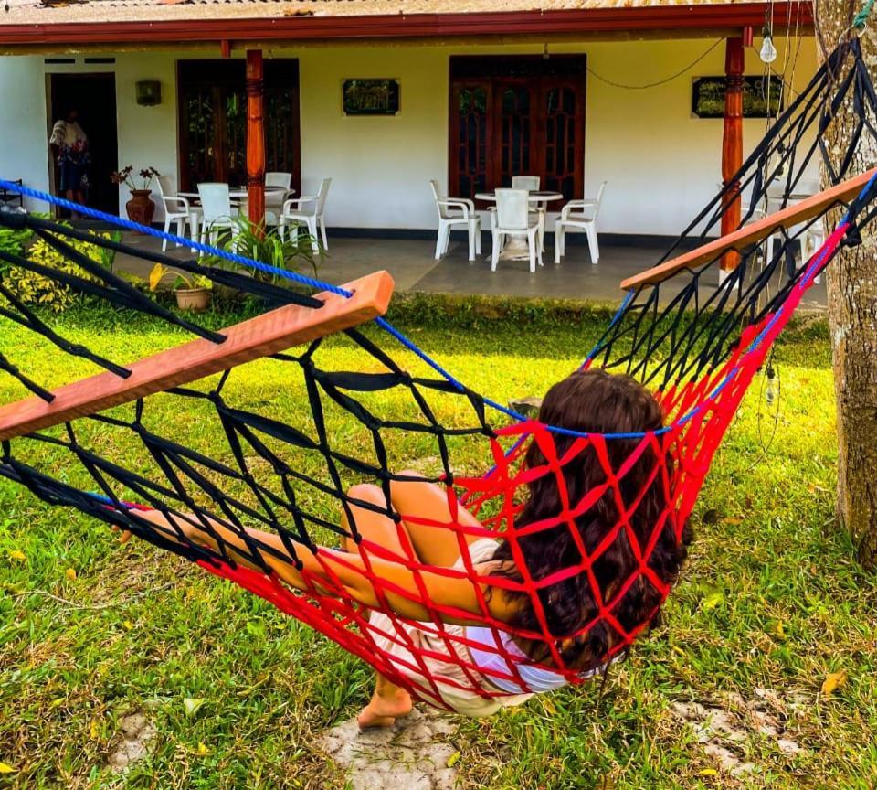Tharurashmi Sea Pond Villa & Surf Hostel - Hiriketiya ディックウェラ エクステリア 写真