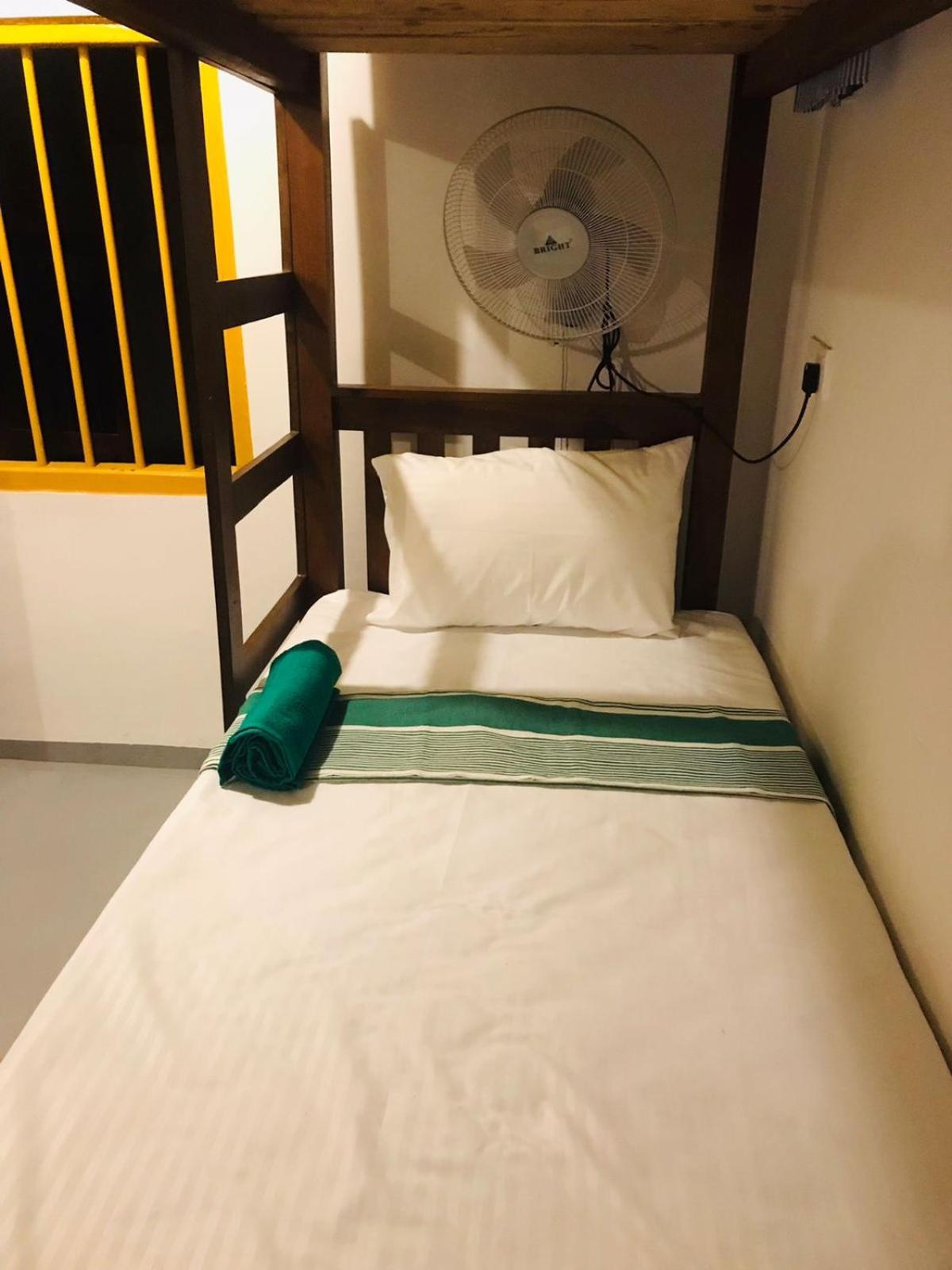 Tharurashmi Sea Pond Villa & Surf Hostel - Hiriketiya ディックウェラ エクステリア 写真