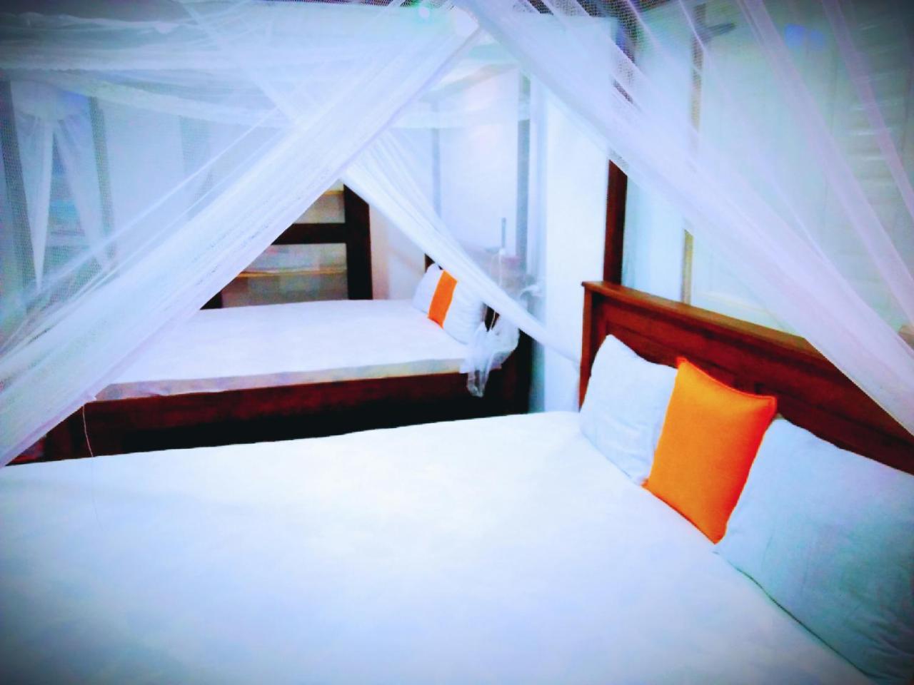 Tharurashmi Sea Pond Villa & Surf Hostel - Hiriketiya ディックウェラ エクステリア 写真