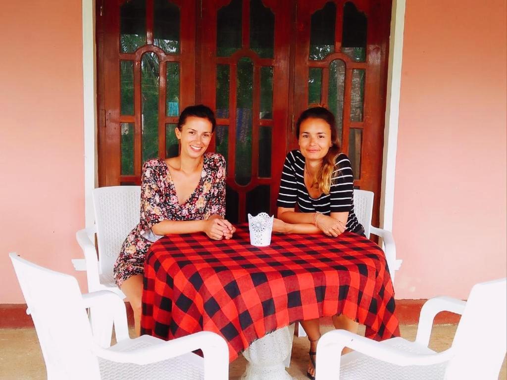 Tharurashmi Sea Pond Villa & Surf Hostel - Hiriketiya ディックウェラ エクステリア 写真